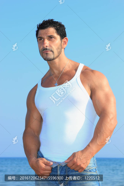 海邊英俊男子