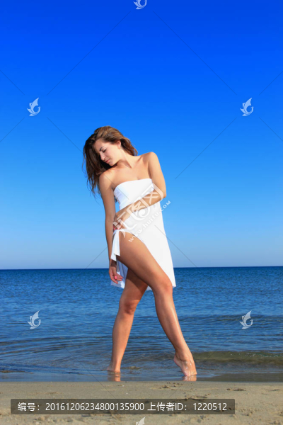 海灘上迷人的女孩