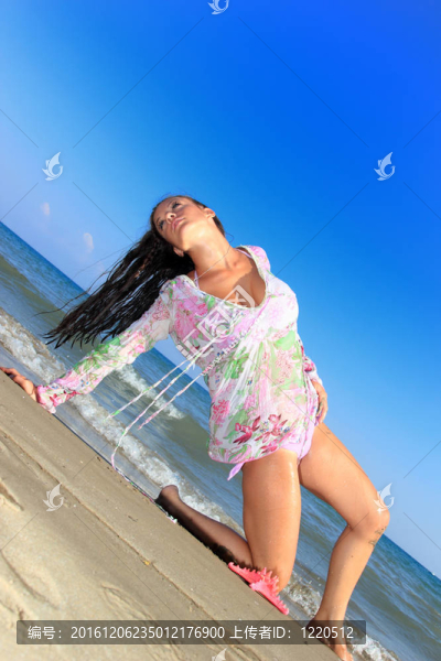 海灘上迷人的女孩