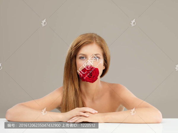 美女手捧紅玫瑰
