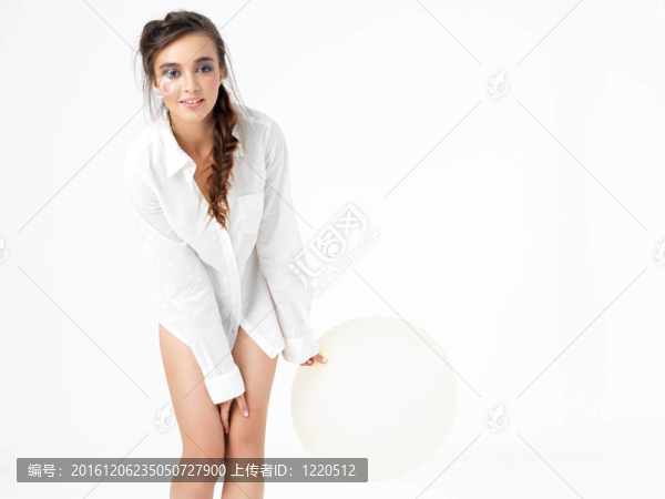 孤立的快樂(lè)女子與白色氣球冒充