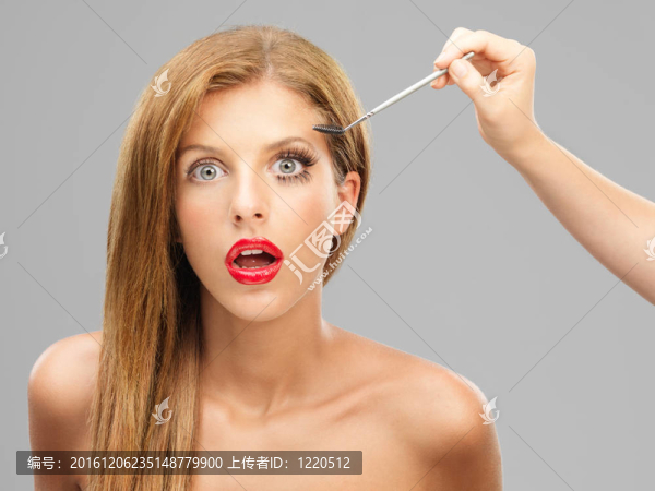 特寫美女寫真女人涂抹睫毛膏很驚訝