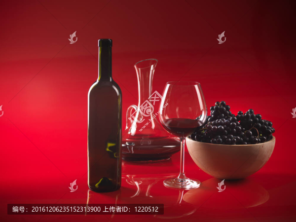 玻璃紅酒；酒瓶；葡萄罐