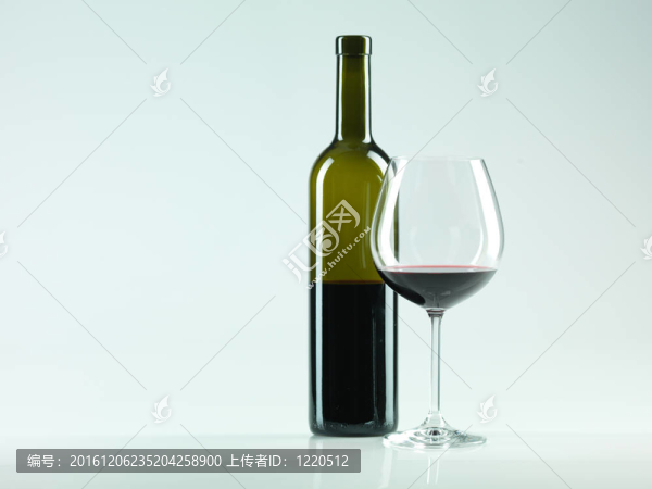 酒瓶；紅酒杯