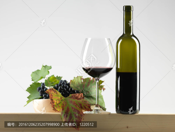 瓶裝紅葡萄酒；玻璃；葡萄白背景