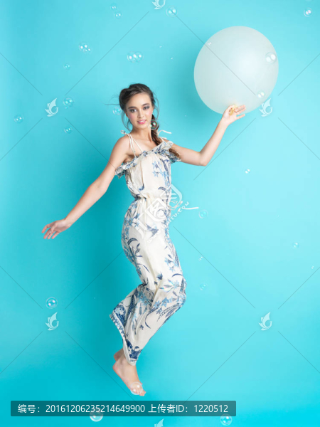 藍色背景氣球的快樂女人