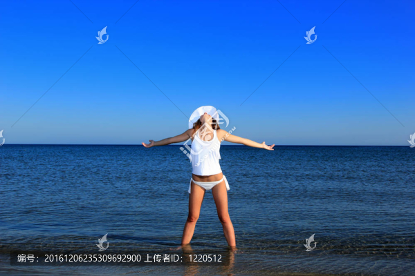 海灘上迷人的女孩