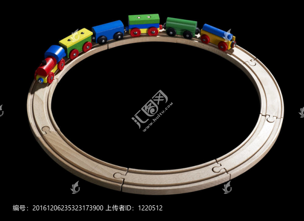 鐵軌上的木制玩具火車