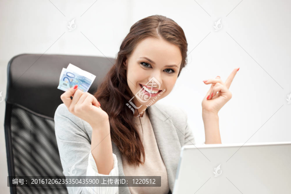 快樂的女人用電腦和歐元現(xiàn)金