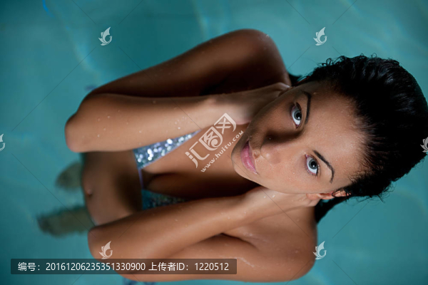 漂亮的小姐在游泳池里放松