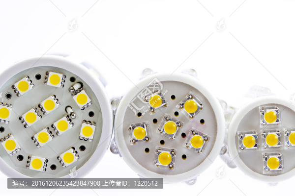 LED燈泡與各種尺寸的白色背景上的一片1芯片和貼片發(fā)光二極管