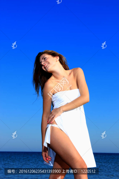 海灘上迷人的女孩