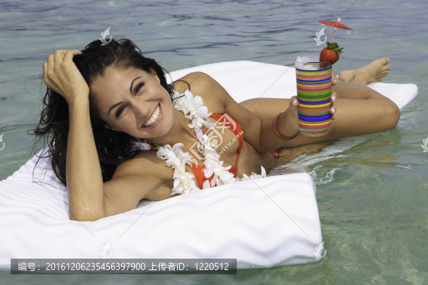 在浮筏上美女比基尼
