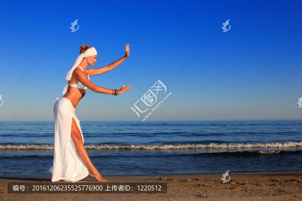 在海灘上放松的女人