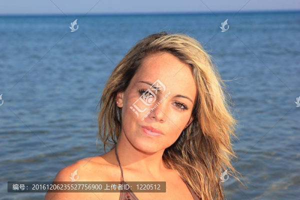 海灘上迷人的女孩