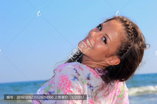 海灘上迷人的女孩