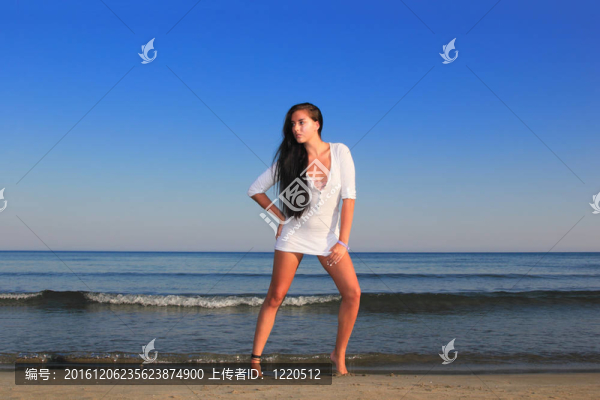 海灘上迷人的女孩