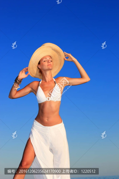 在海灘上放松的女人