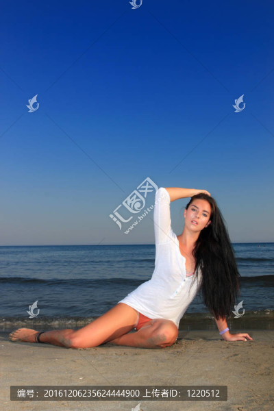 海灘上迷人的女孩
