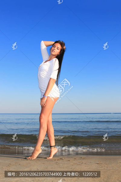 海灘上迷人的女孩