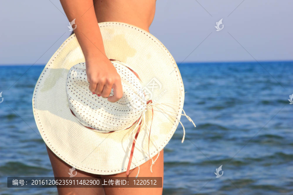 海灘上迷人的女孩