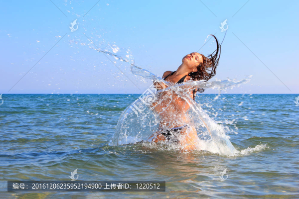 可愛的女孩在海灘上