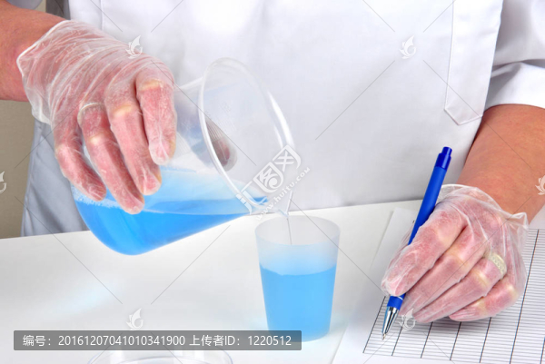 把一些液體放進(jìn)量杯里