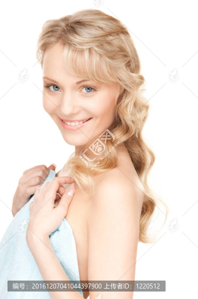 可愛的女人在毛巾
