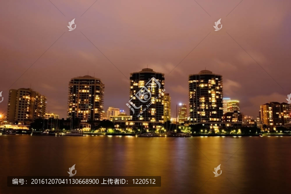 建筑在夜晚