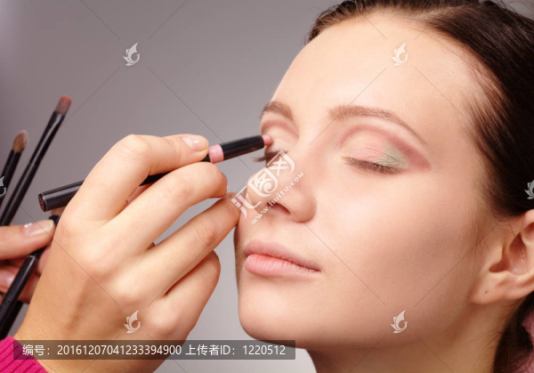 申請的年輕女孩的眼影