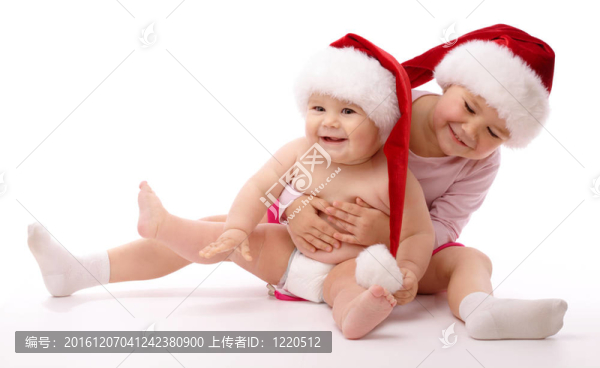 兩個(gè)孩子穿著紅色的圣誕帽和微笑