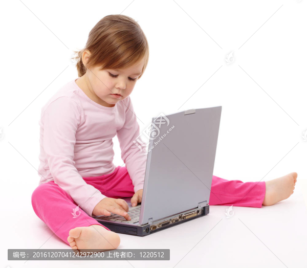 帶筆記本電腦的小女孩