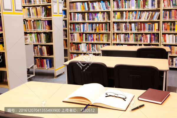 在圖書館工作