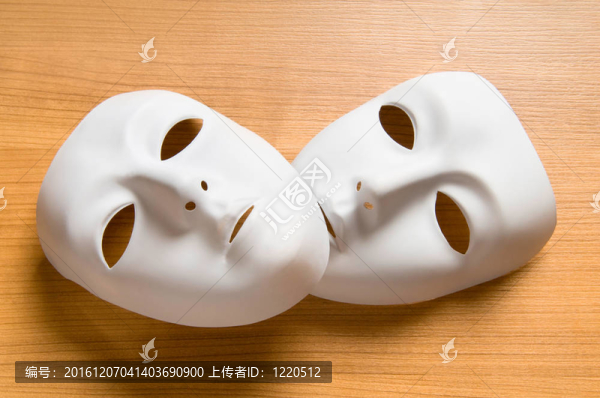 劇場概念與白色塑料面具