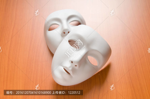 劇場概念與白色塑料面具