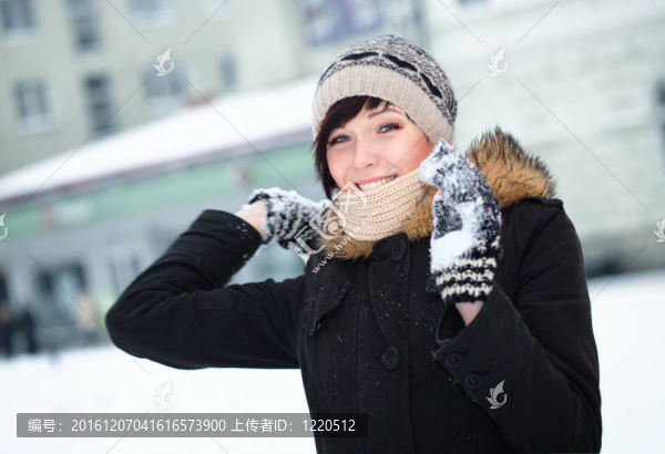 少女?dāng)S雪球