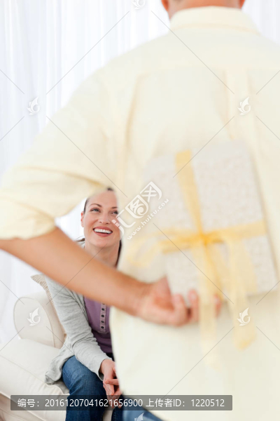 幸福的男人為女友隱藏禮物