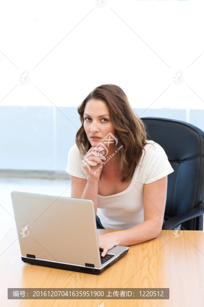 漂亮的女商人致力于在筆記本電腦桌