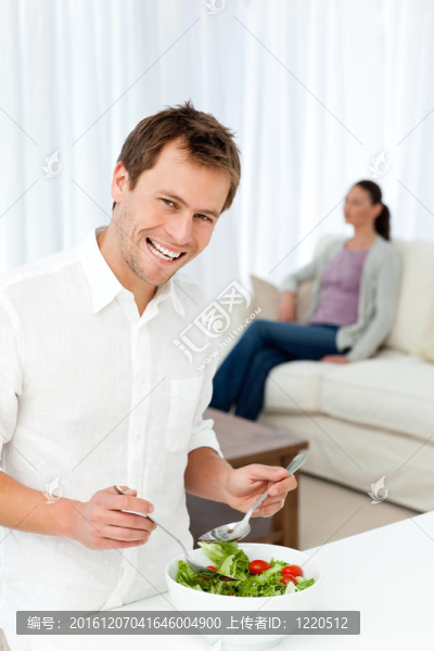 快樂男子準(zhǔn)備午餐，而他的女友放松