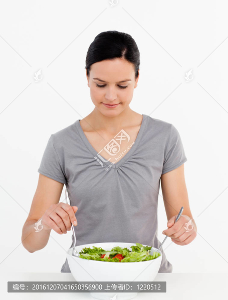 可愛(ài)的女人站在廚房里拌色拉