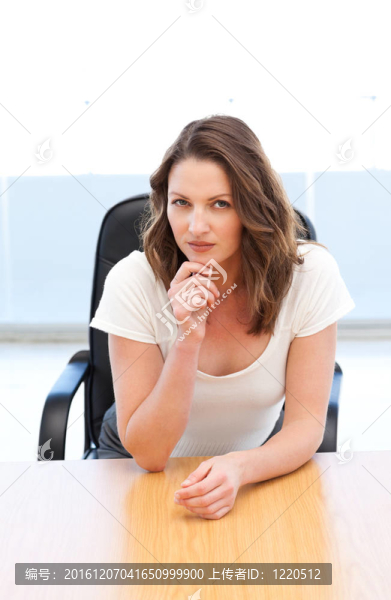 沉思的女商人坐在桌子上