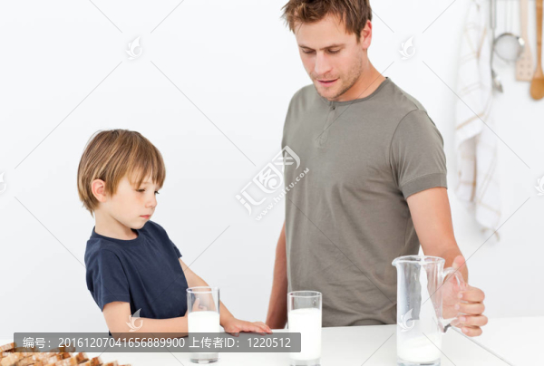 可愛的爸爸和兒子一起喝牛奶