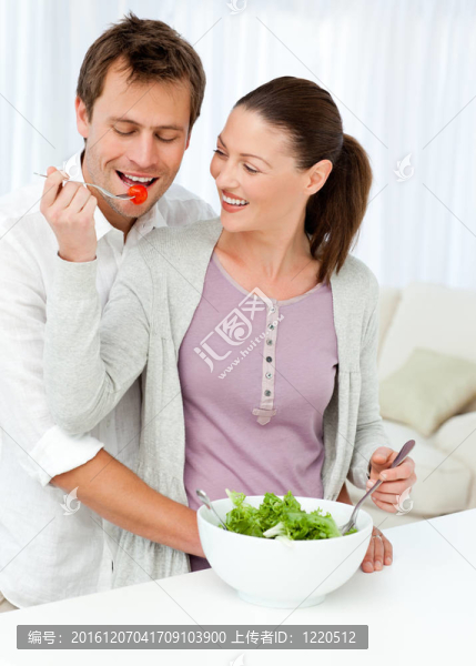 漂亮的女人給他的男朋友一個(gè)西紅柿