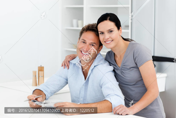 一對夫婦在廚房里一起做填字游戲的肖像