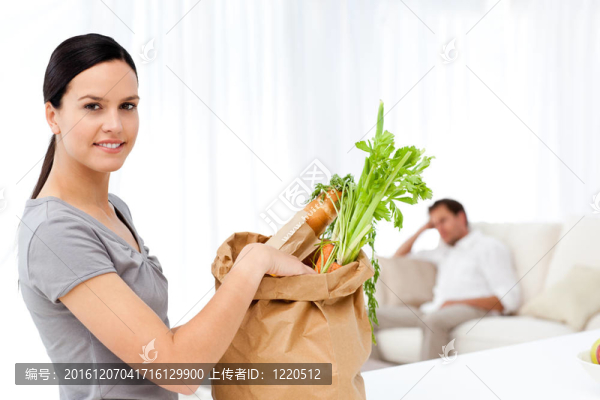 漂亮的女人回來購物，而她的男朋友在家放松