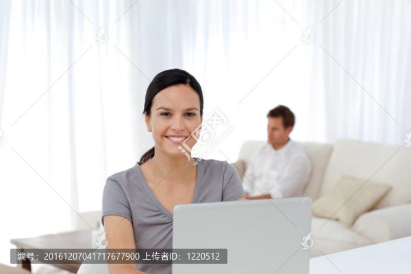 工作在筆記本電腦上的女人