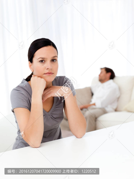 擔(dān)心女人在客廳里趁男友熟睡