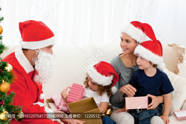 Santa在客廳給孩子們禮物
