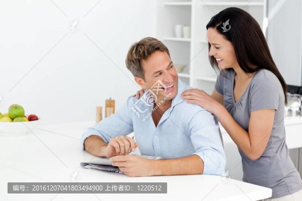 幸福的夫婦在一起做一個隱蔽縱橫