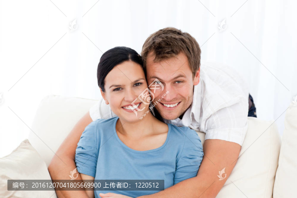 一個男人擁抱女友一邊放松的畫像